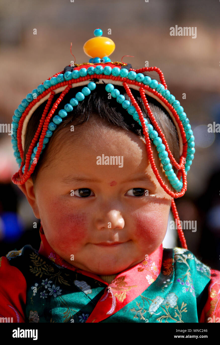 Niña en tibetano Thangka festival Foto de stock