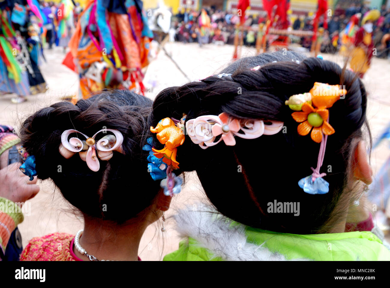Niña en tibetano Thangka festival Foto de stock
