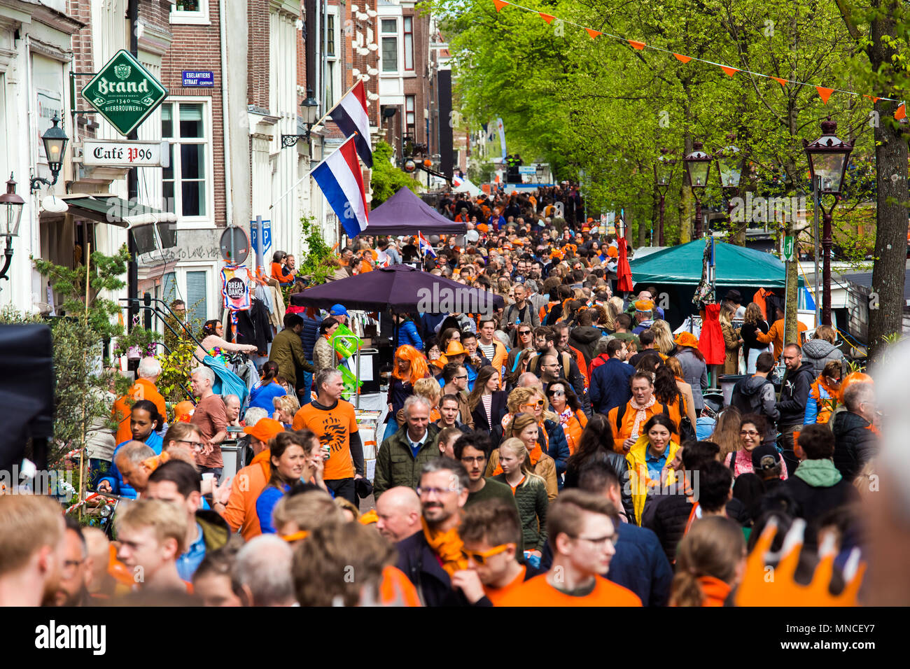 Amsterdam, Holanda Abril, 2018 Multitud de gente en la calle, celebrar el día del Rey en la