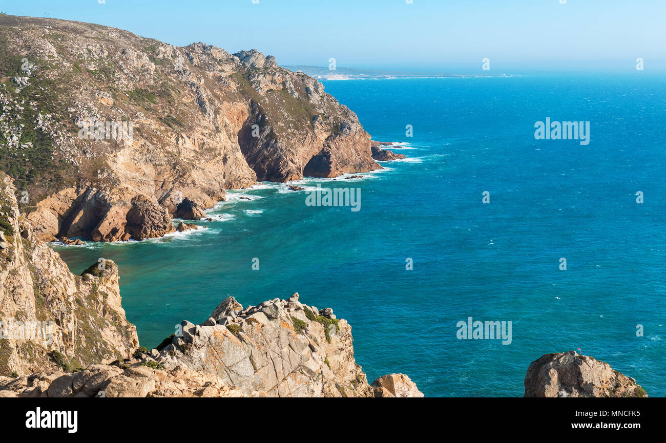 Costa atlántica rocosa en el punto occidental de la Europa continental. Cabo de Roca (Cabo da Roca), Portugal Foto de stock