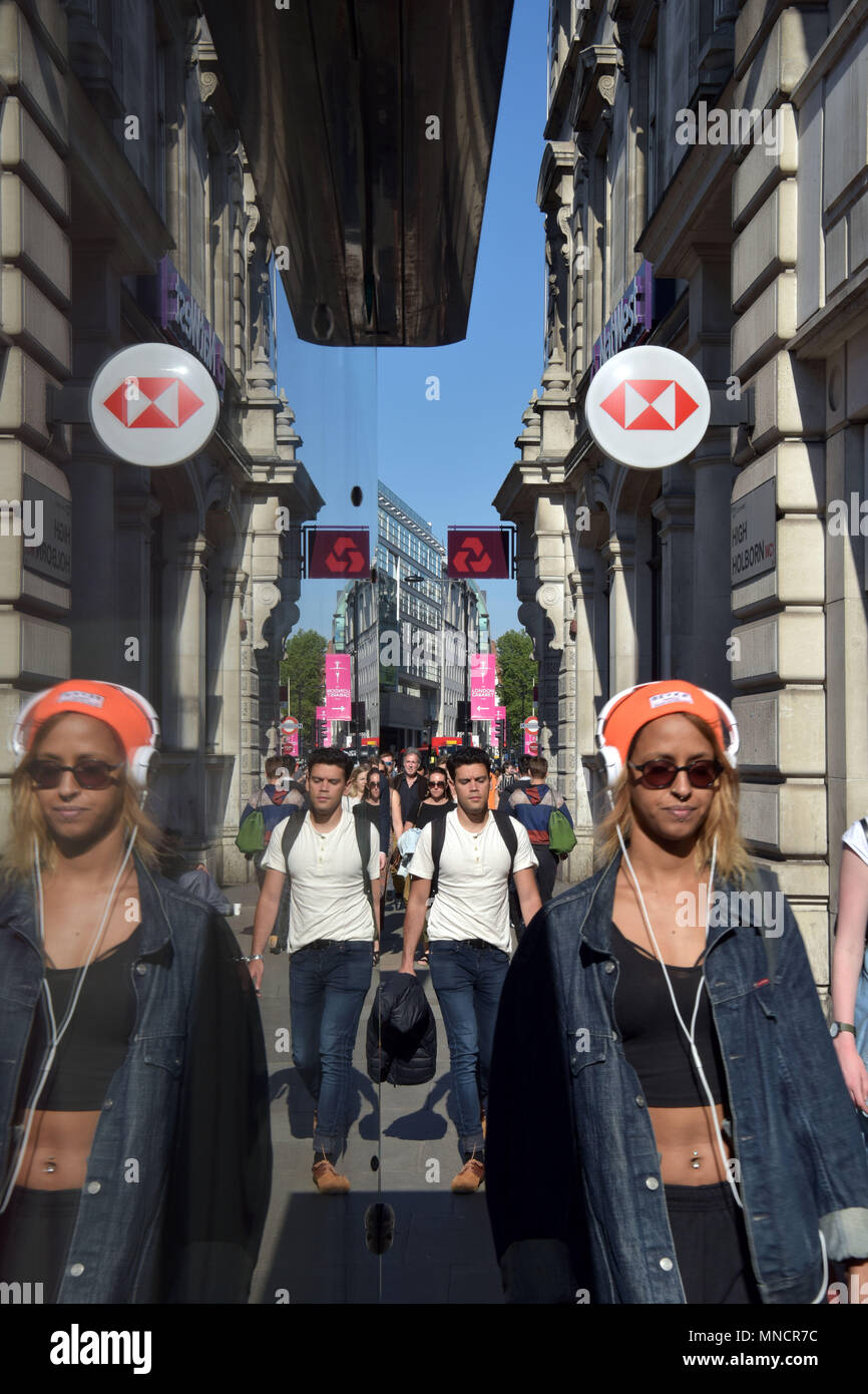 La gente camina más allá de las sucursales de los bancos HSBC y NatWest en High Holborn, en el centro de Londres. Foto de stock