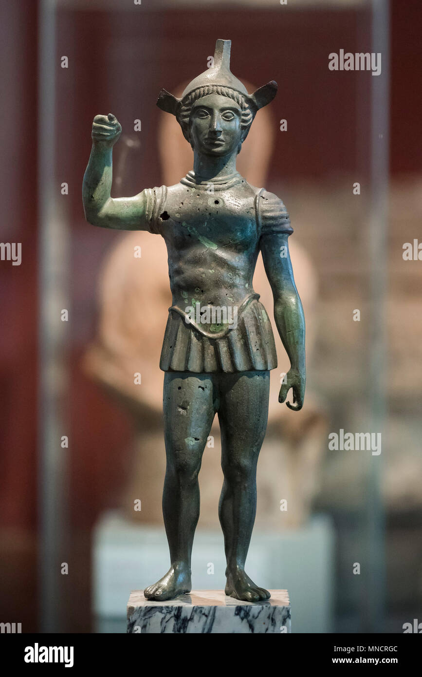 Berlín. Alemania. Estatuilla de un guerrero etrusco, 5to siglo A.C., bronce fundido, Altes Museum. El joven guerrero viste armadura y casco, la mejilla Foto de stock