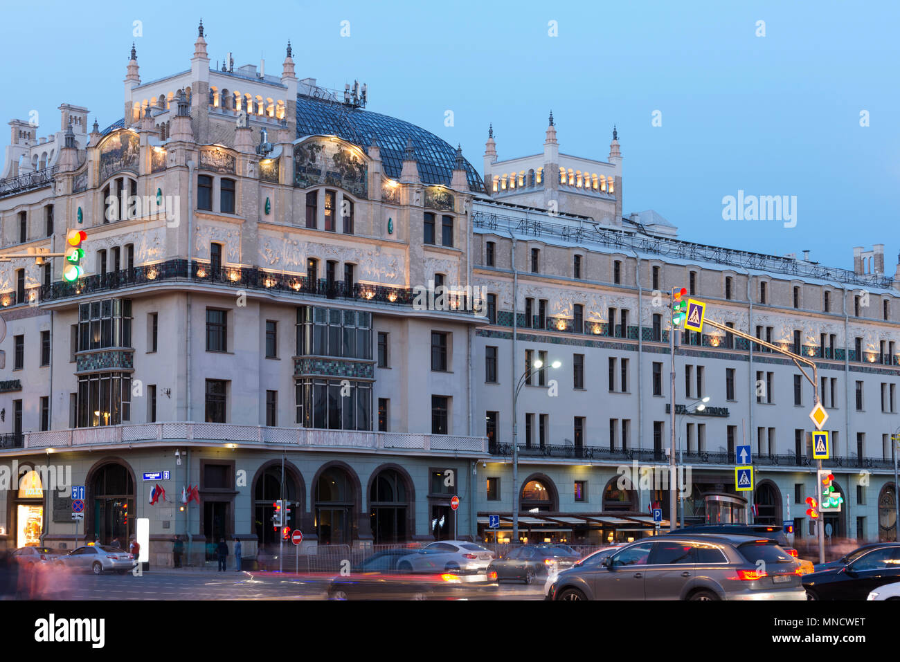 El Hotel Metropol,la vista desde la plaza del teatro, construido en estilo Art Nouveau en los años 1899-1905 Moscú, Rusia Foto de stock