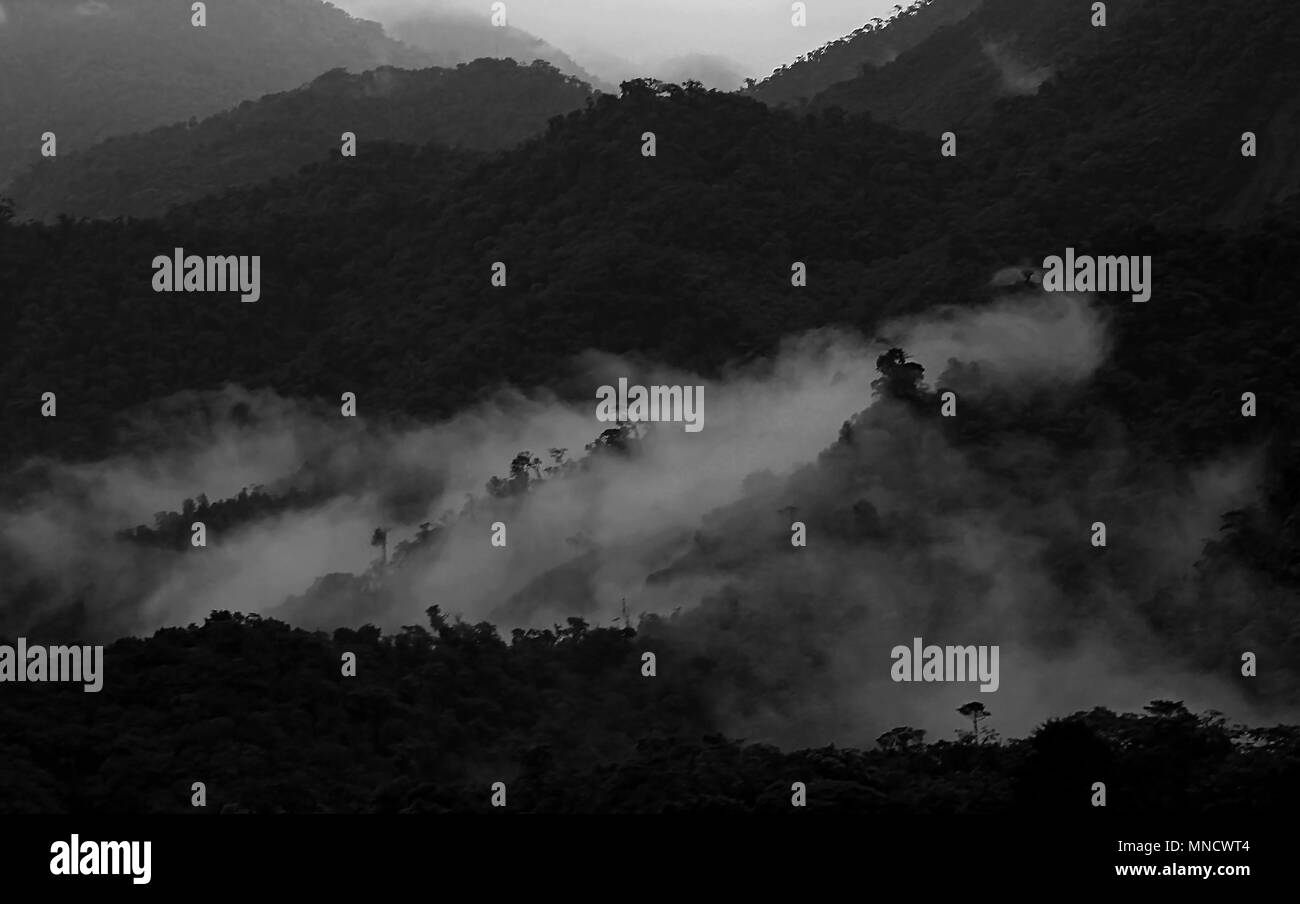 Capas de nuboso montañas en Ecuador, en el camino hacia la cuenca del Amazonas, Blur imagen Foto de stock