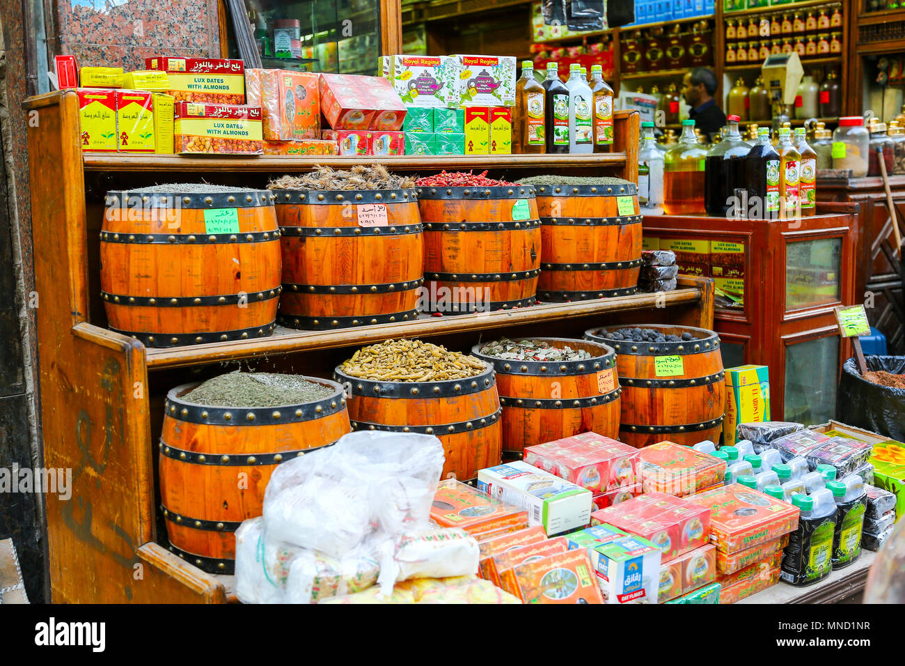 Puestos de mercado y productos para la venta en el bazar de Khan El Khalili, El Cairo, Egipto, África Foto de stock
