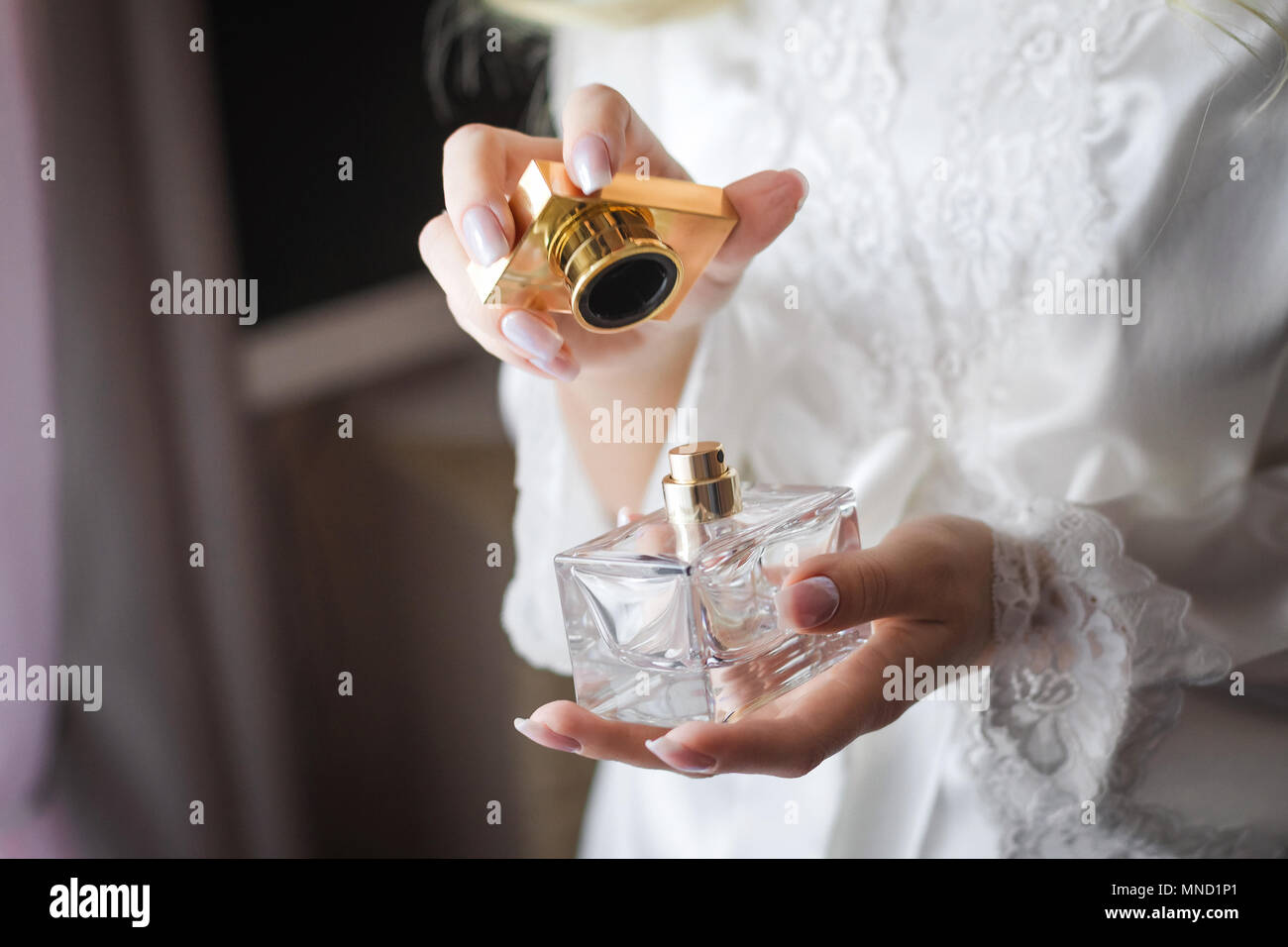 Novia abrir una botella de perfume de lujo Fotografía de stock - Alamy