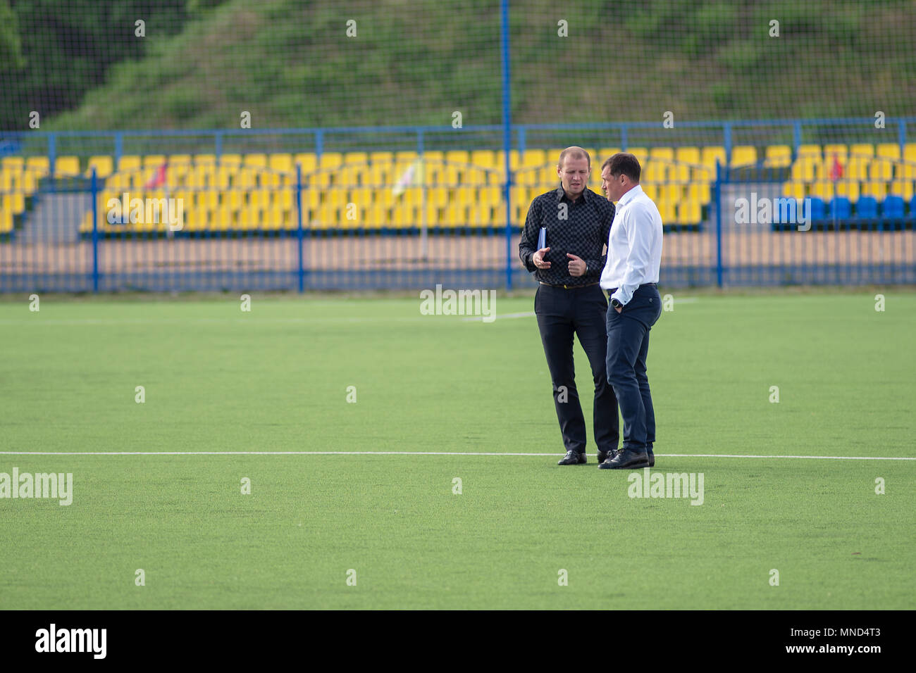 MINSK, BIELORRUSIA - 14 de mayo de 2018: Entrenador de Dinamo SERGEI GURENKO mira sobre el césped antes de la Premier League de fútbol bielorruso partido entre el FC Dinamo Minsk y FC en el estadio Olimpiyskiy Luch. Foto de stock