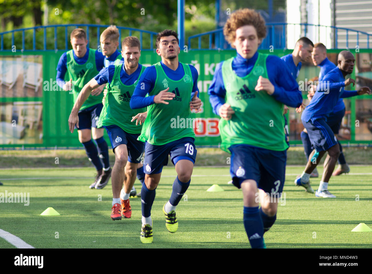 MINSK, BIELORRUSIA - Mayo 14, 2018: el futbolista NOYOK ALEKSANDR entrenamiento antes de la Premier League de fútbol bielorruso partido entre el FC Dinamo Minsk y FC en el estadio Olimpiyskiy Luch. Foto de stock