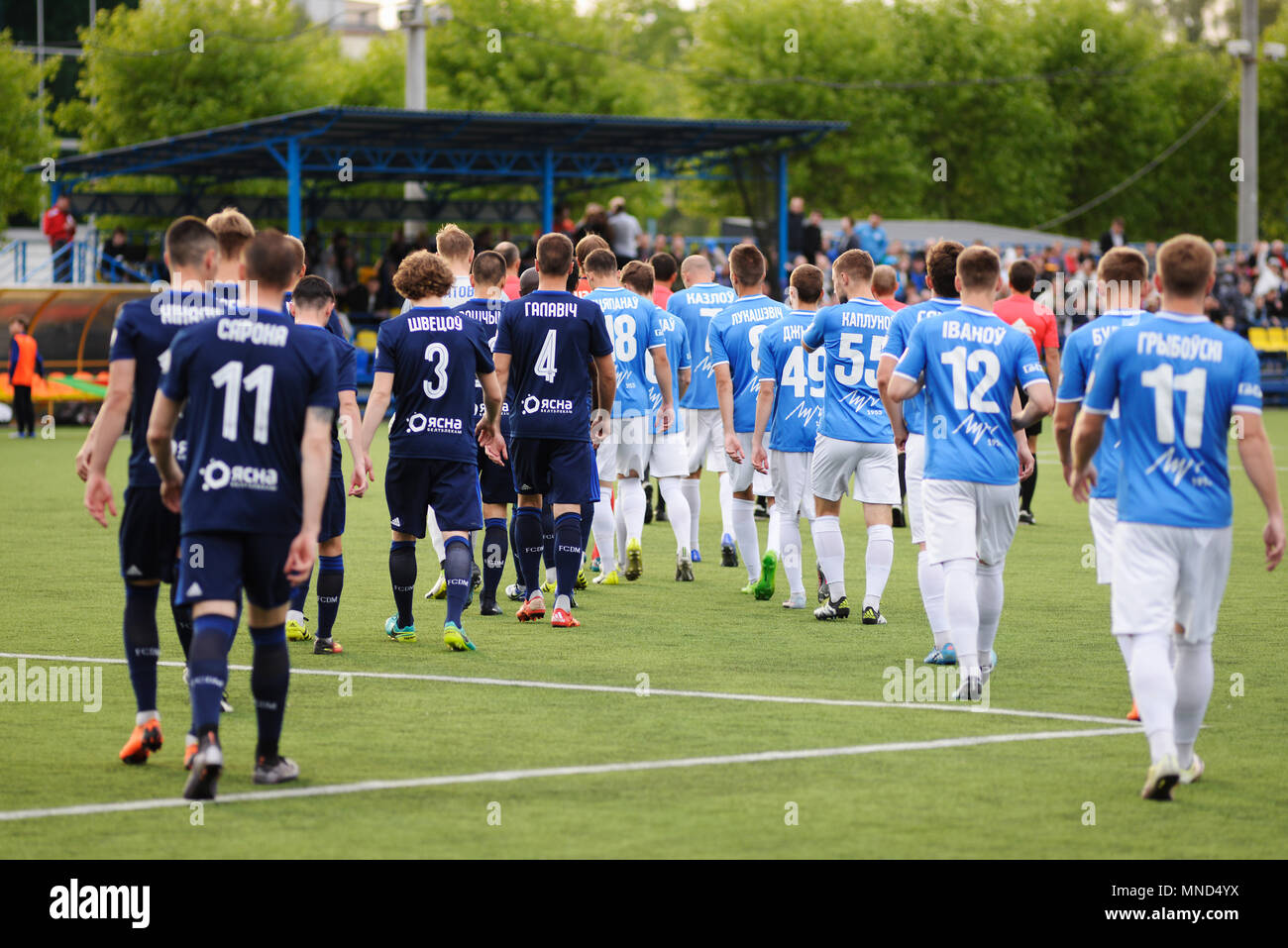 MINSK, BIELORRUSIA - 14 de mayo de 2018: los jugadores de fútbol ir a la hierba antes de la Premier League de fútbol bielorruso partido entre el FC Dinamo Minsk y FC en el estadio Olimpiyskiy Luch. Foto de stock