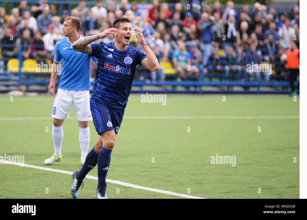 MINSK, BIELORRUSIA - Mayo 14, 2018: el futbolista KHVASHCHYNSKI gritos de bola durante la Premier League de fútbol bielorruso partido entre el FC Dinamo Minsk y FC en el estadio Olimpiyskiy Luch. Foto de stock