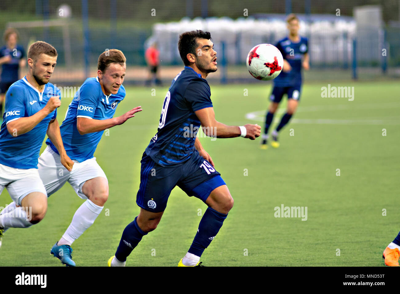 MINSK, BIELORRUSIA - Mayo 14, 2018: el futbolista NOYOK ALEKSANDR luchas por el balón durante el partido de fútbol de la Liga Premier de Belarús entre el FC Dinamo Minsk y FC en el estadio Olimpiyskiy Luch. Foto de stock