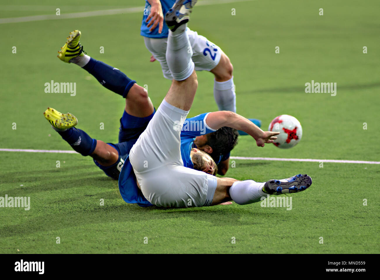 MINSK, BIELORRUSIA - 14 de mayo de 2018: los jugadores de fútbol lucha por la pelota durante el partido de fútbol de la Liga Premier de Belarús entre el FC Dinamo Minsk y FC en el estadio Olimpiyskiy Luch. Foto de stock