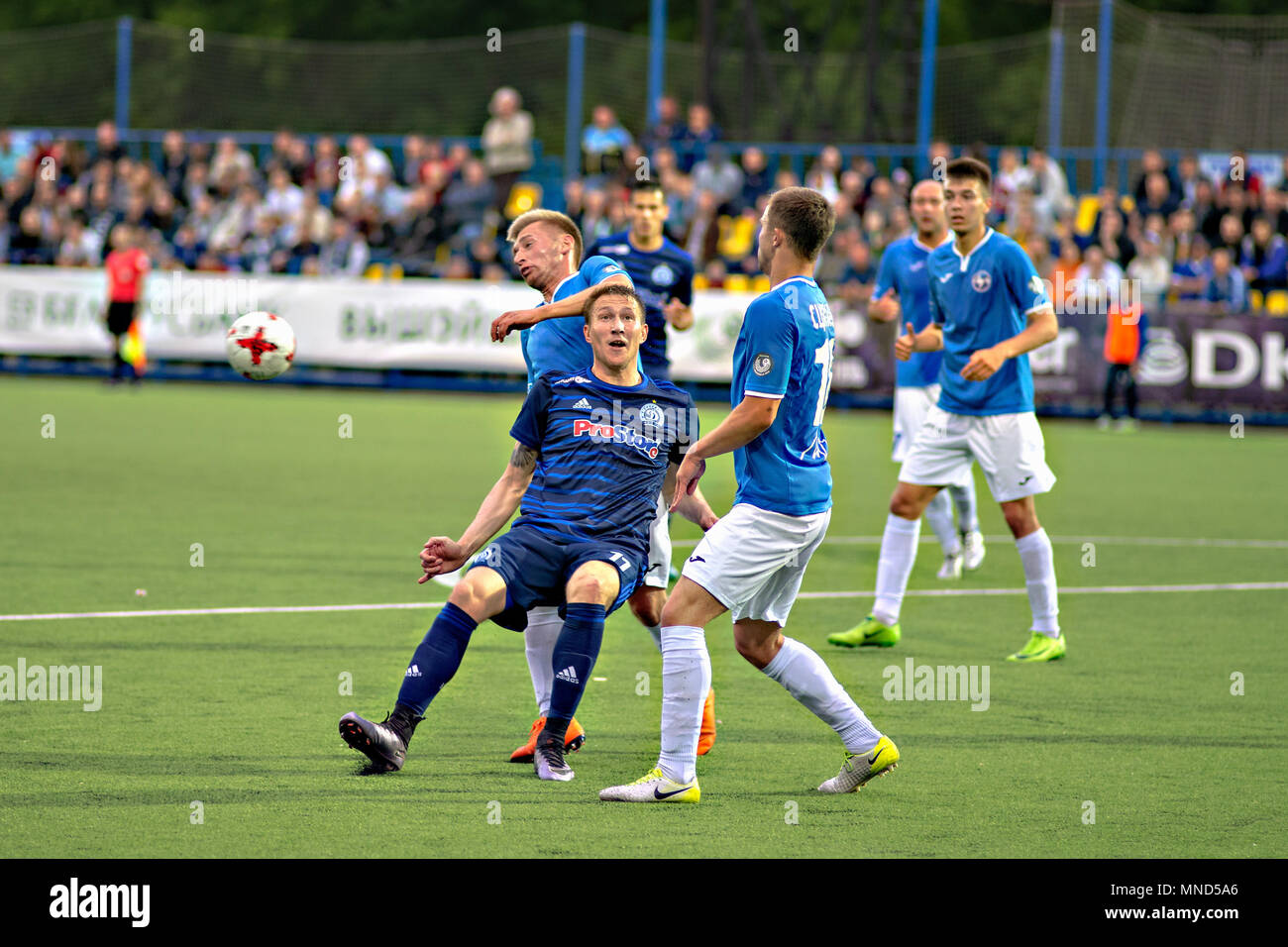 MINSK, BIELORRUSIA - 14 de mayo de 2018: los jugadores de fútbol lucha por la pelota durante el partido de fútbol de la Liga Premier de Belarús entre el FC Dinamo Minsk y FC en el estadio Olimpiyskiy Luch. Foto de stock