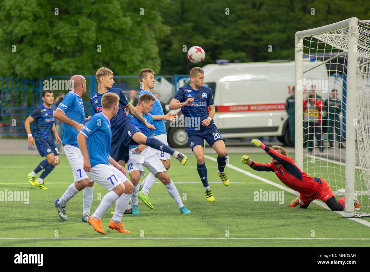 MINSK, BIELORRUSIA - 14 de mayo de 2018: portero late el balón durante el partido de fútbol de la Liga Premier de Belarús entre el FC Dinamo Minsk y FC en el estadio Olimpiyskiy Luch. Foto de stock