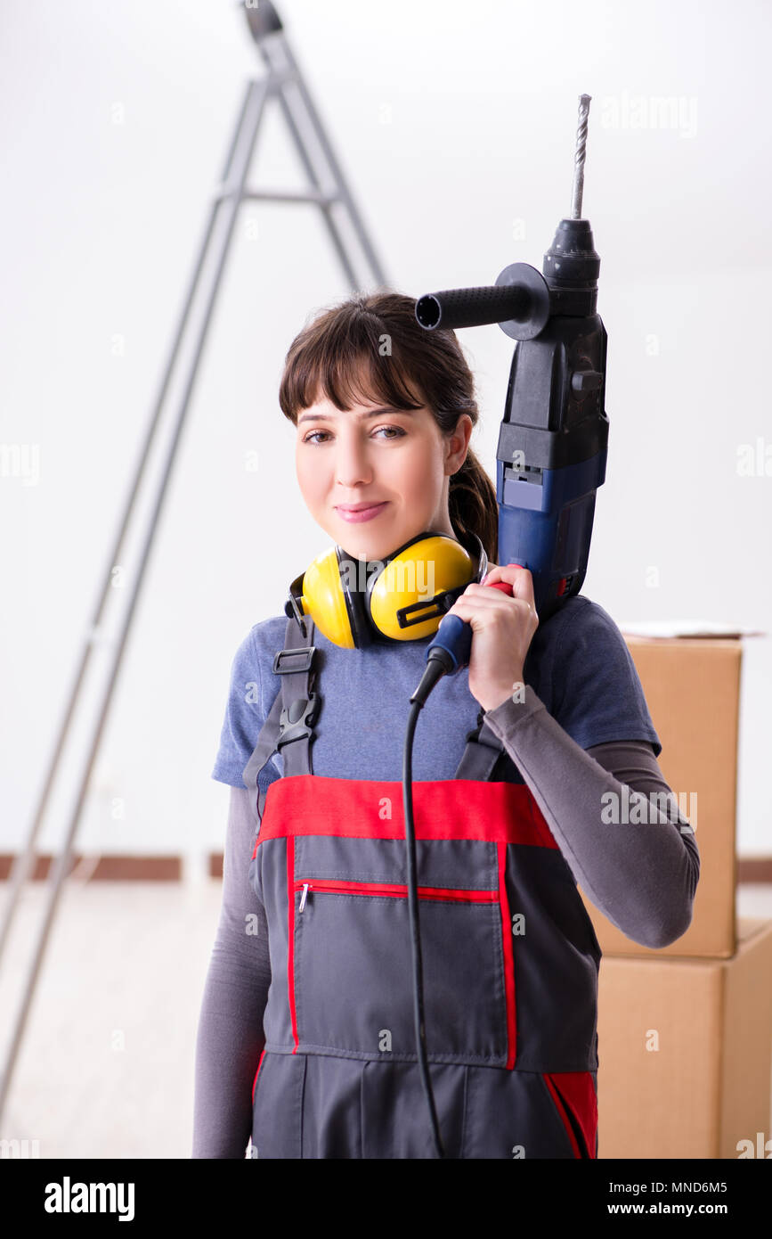 Mujer contratista con taladro de mano de obra Fotografía de stock - Alamy