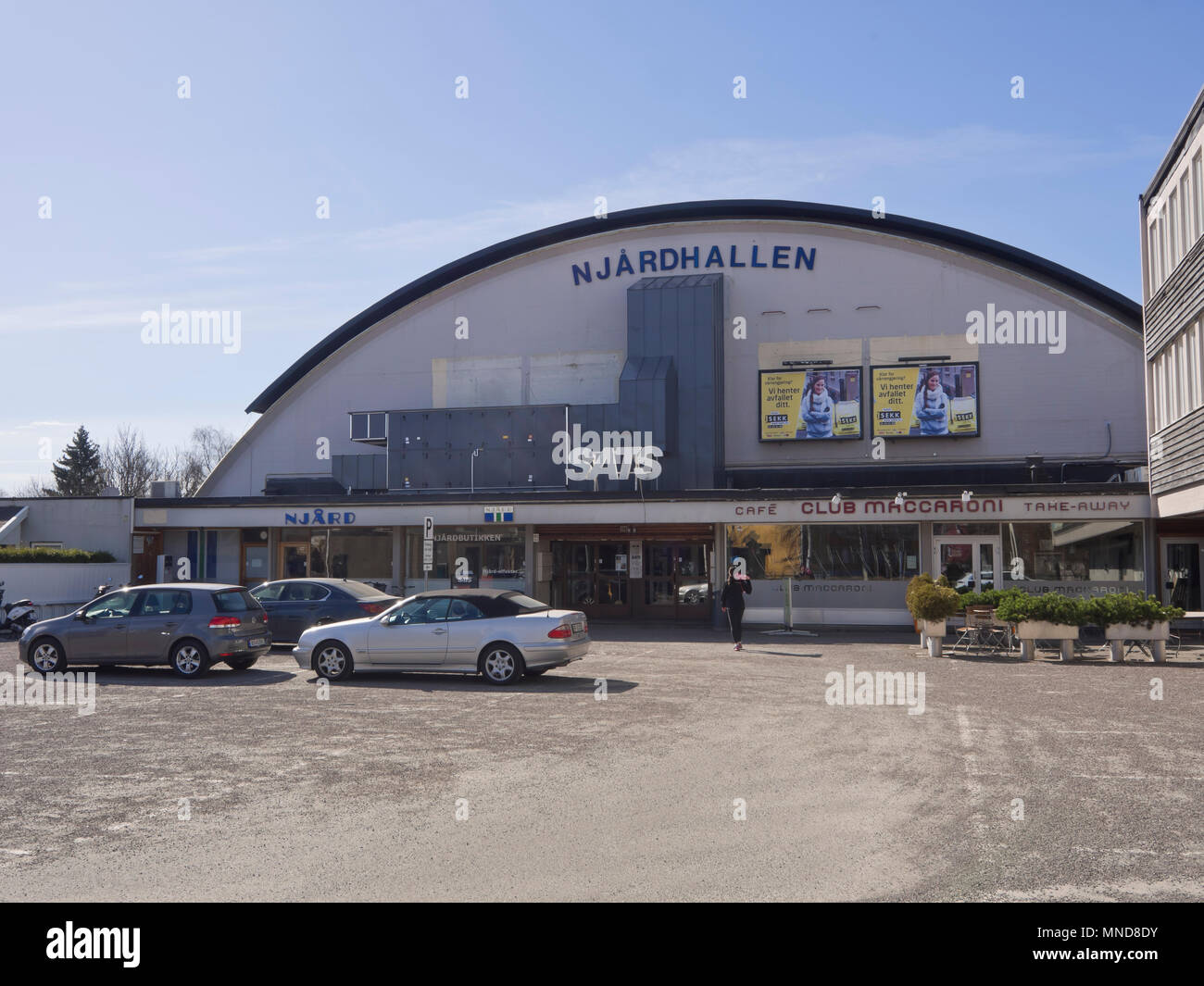 Njårdhallen,un estadio en los suburbios occidentales de Oslo Noruega, solía ser un escenario de conciertos, construido ca 1960 Foto de stock