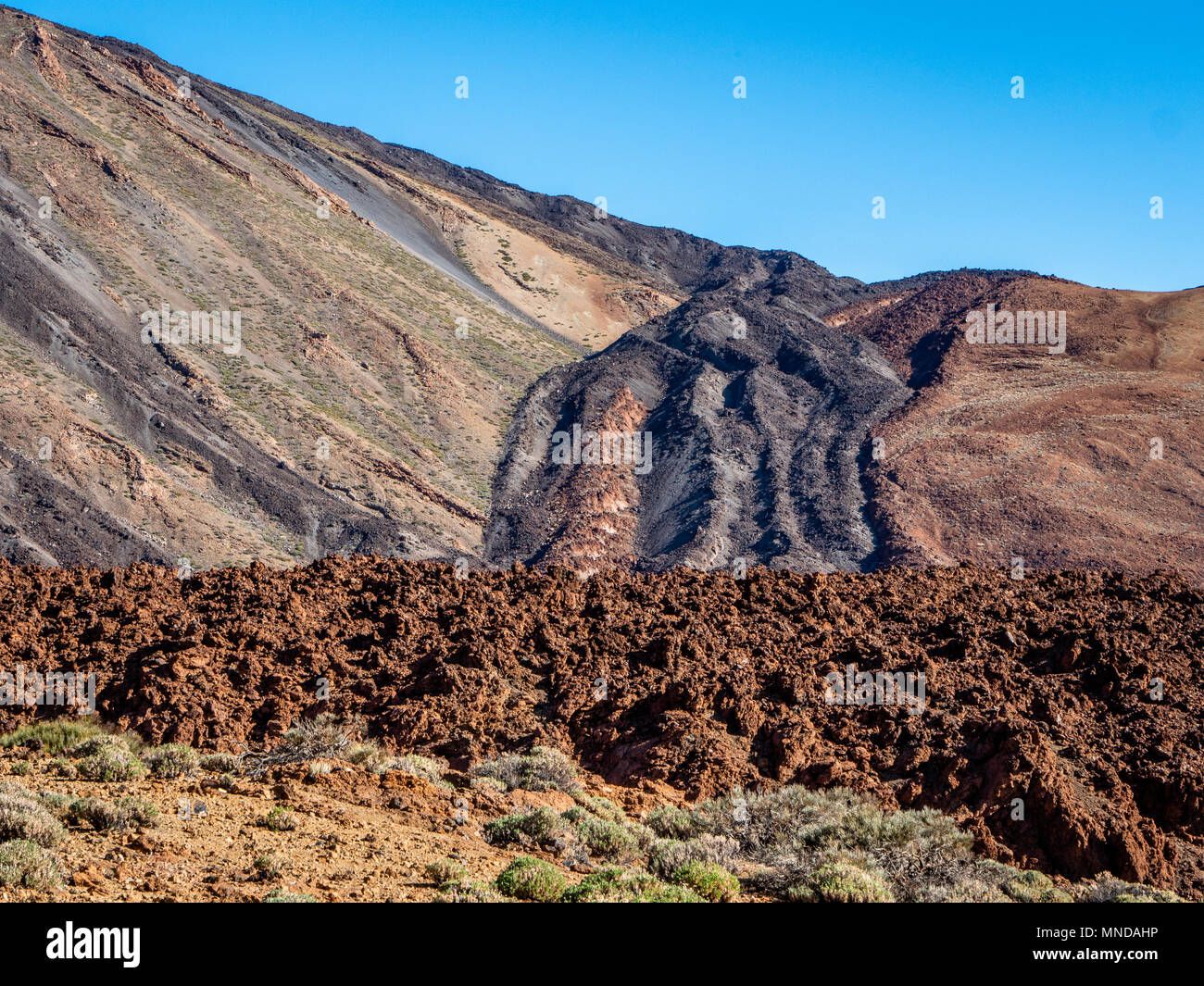 Casco de lava solidificado en su descenso del cono del volcán Teide con lava aa weatherd frente en primer plano - Tenerife Islas Canarias Foto de stock