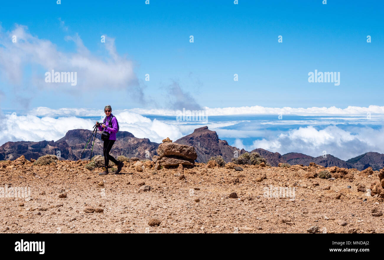 Escalador femenino en la cumbre plana de Montana de Guajara el pico más alto de la caldera del Teide en Tenerife en las Islas Canarias Foto de stock