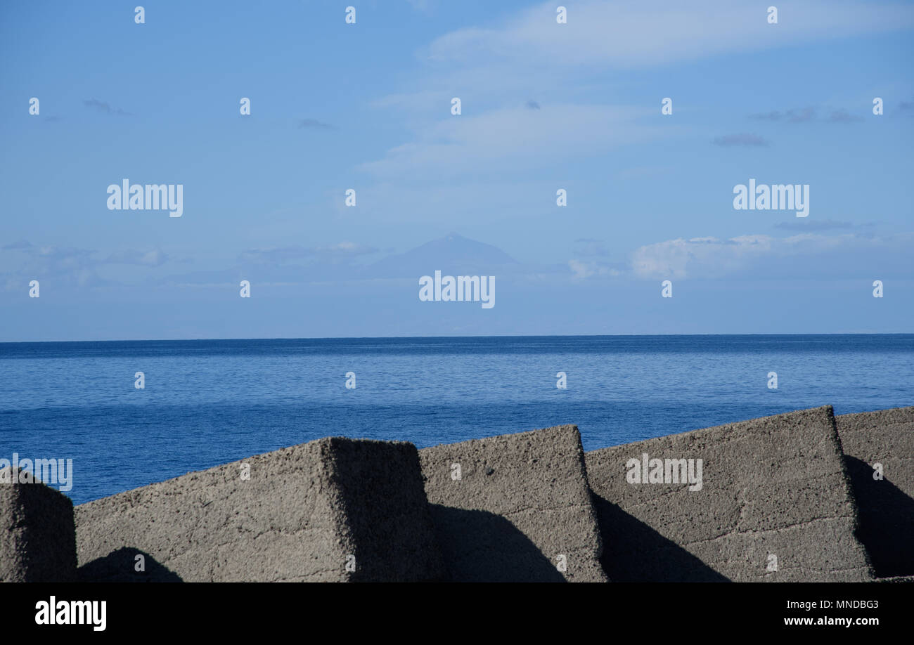 Enormes bloques de hormigón como parte del rompeolas. Foto de stock