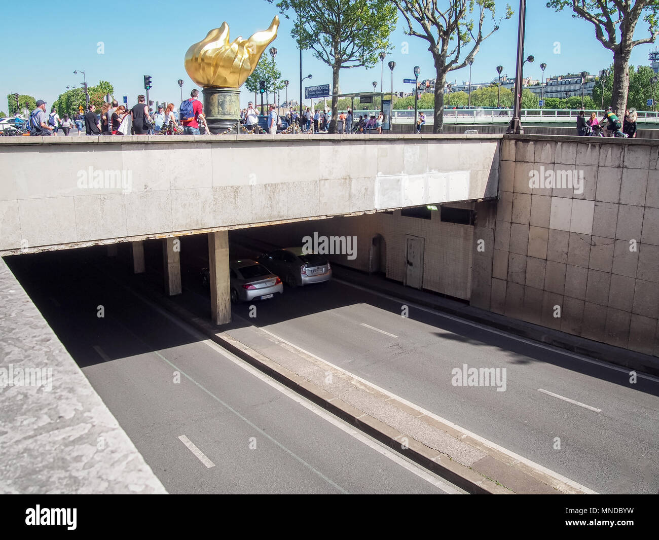 París, Francia - El 6 de mayo de 2016: Entrada al Pont de l'Alma túnel, el sitio donde la princesa Diana fue herido mortalmente Foto de stock