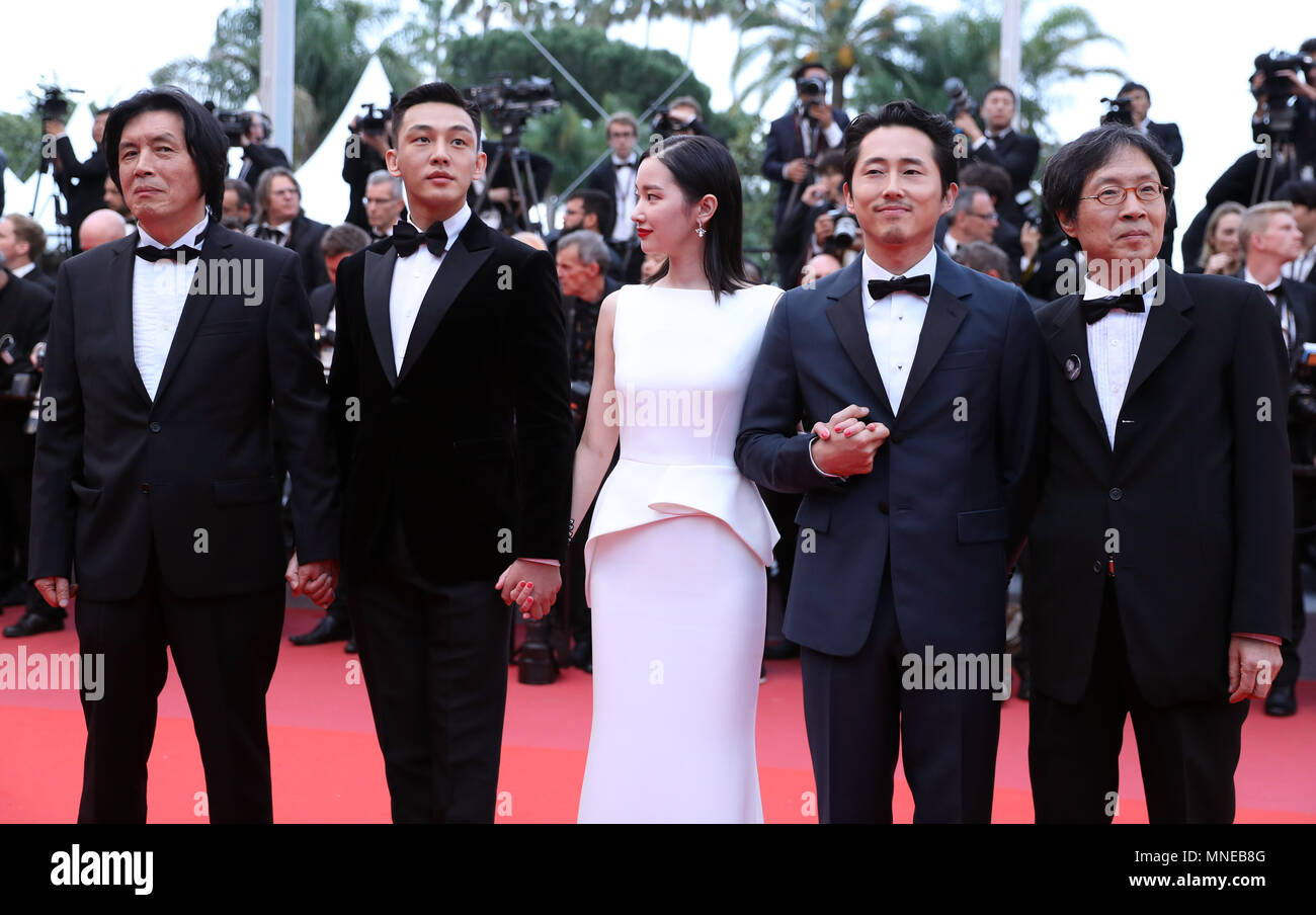 Cannes, Francia. 16 de mayo de 2018. (I) Productor Lee Jun-dong, el actor Steven Yeun, la actriz Jeon Jong-seo, actor Yoo Ah-in y Lee Chang-dong plantean sobre la alfombra roja durante el estreno de la película 'quemar' en la 71ª edición del Festival Internacional de Cannes en Cannes, Francia, el 16 de mayo de 2018. El 71° Festival Internacional de Cine de Cannes se celebrará del 8 de mayo al 19 de mayo. Crédito: Huanhuan Luo/Xinhua/Alamy Live News Foto de stock