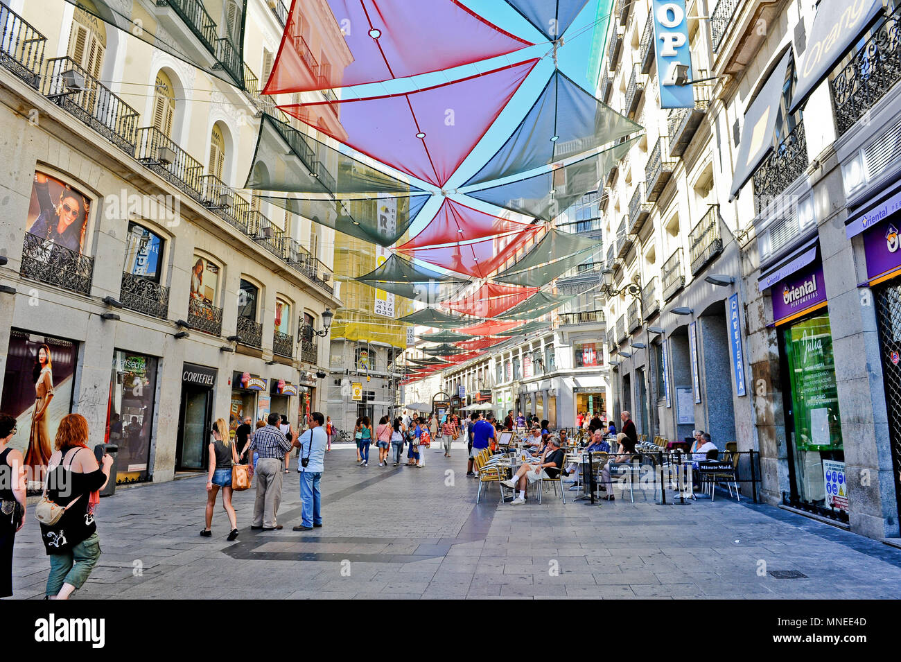 Madrid / España - 07.23.2012: Ver en el centro de pavimento con grandes  paneles de coloridas telas que protegen del sol. La gente caminando, de  turismo Fotografía de stock - Alamy
