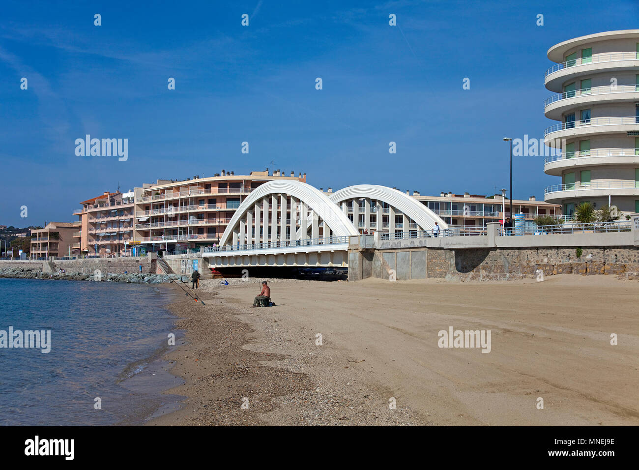 Playa y el moderno Puente en Sainte-Maxime, Cote d'Azur, Département Var, Provence-Alpes-Côte d'Azur, en el sur de Francia, Francia, Europa Foto de stock