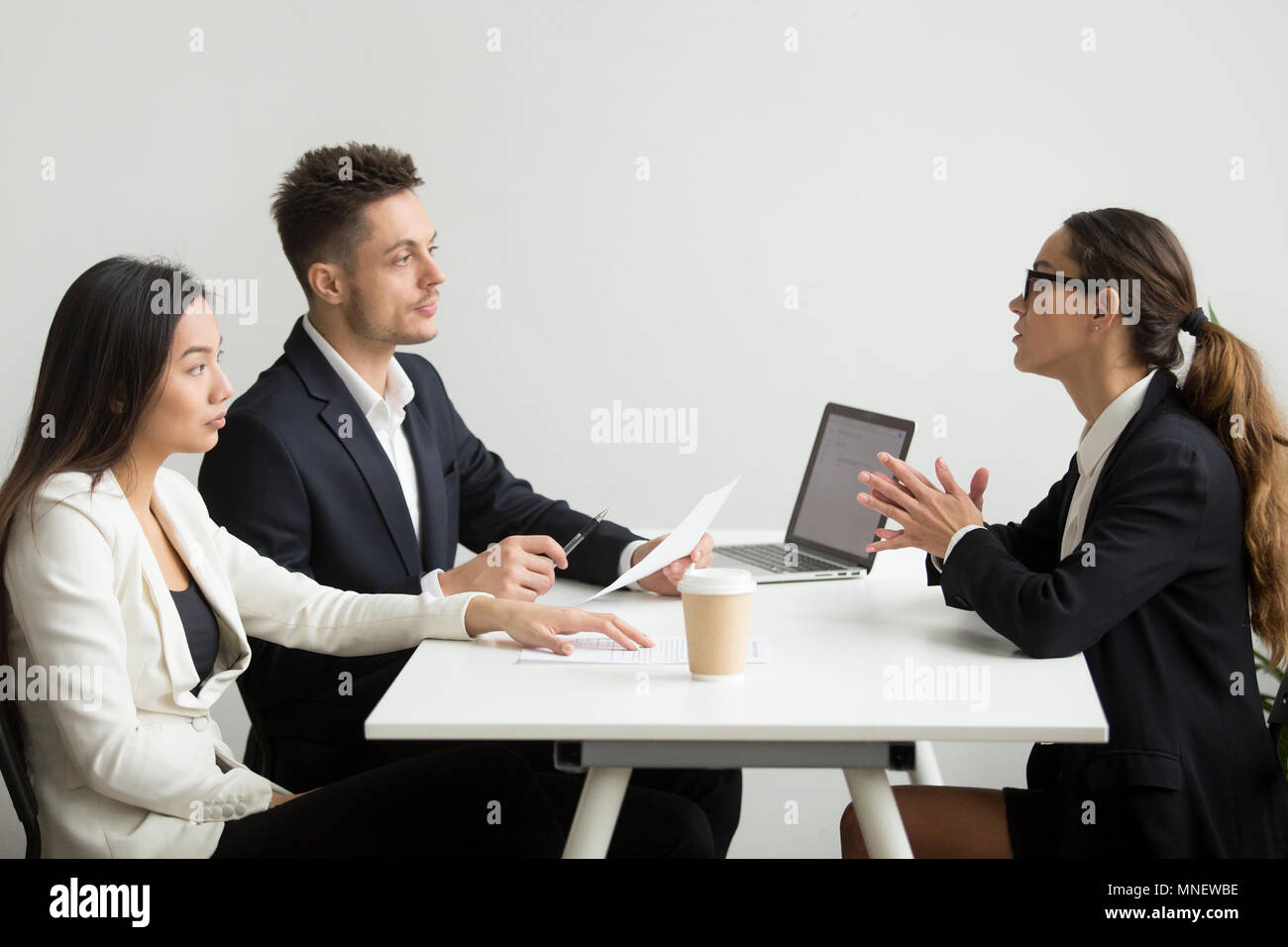Solicitante femenino entrevistados por los gerentes de RRHH Foto de stock