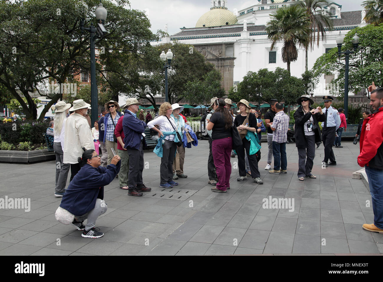 Un grupo de turistas norteamericanos visitando la Plaza Grande en Quito Ecuador Foto de stock