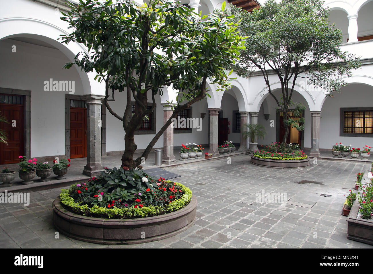 Y jardín interior en el Palacio Presidencial de Carondelet en la Plaza Grande en Quito Ecuador Foto de stock