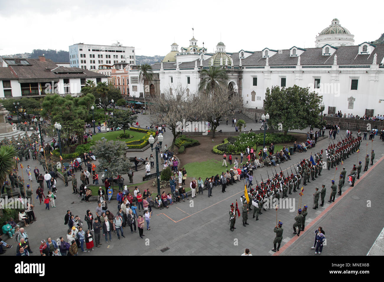 Ensayo diaria para el cambio de la guardia en la Plaza Grande Quito.El Palacio Presidencial de Carondelet Quito Ecuador Foto de stock