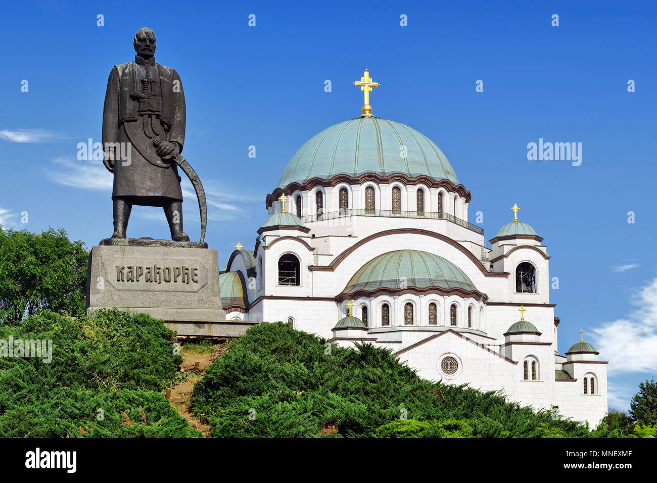Belgrado, Serbia, Monumento a Karadjordje con la Iglesia de San Sava en el fondo. Foto de stock