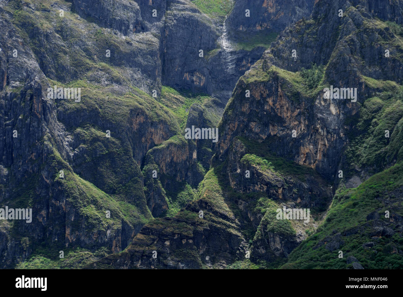 Tiger saltando Gorge (Chino: "¢ÌøÏ¿; pinyin: H¨³ti¨¤o Xi¨¢) es un cañón en el Río Yangtze ¨C llamado localmente el Golden Sands River (½ðÉ³½-; J¨©nsh Foto de stock