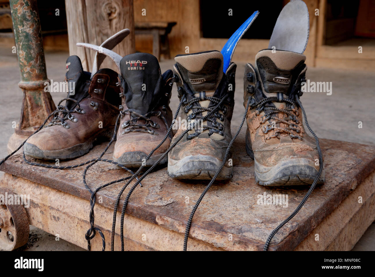 Zapatos de trekking fangosas después de un largo día de caminata. Foto de stock