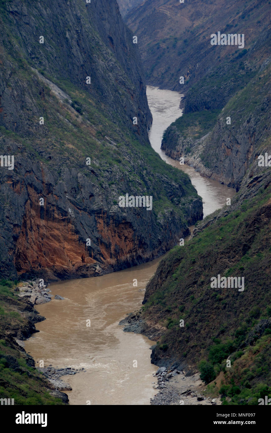 Tiger saltando Gorge (Chino: "¢ÌøÏ¿; pinyin: H¨³ti¨¤o Xi¨¢) es un cañón en el Río Yangtze ¨C llamado localmente el Golden Sands River (½ðÉ³½-; J¨©nsh Foto de stock