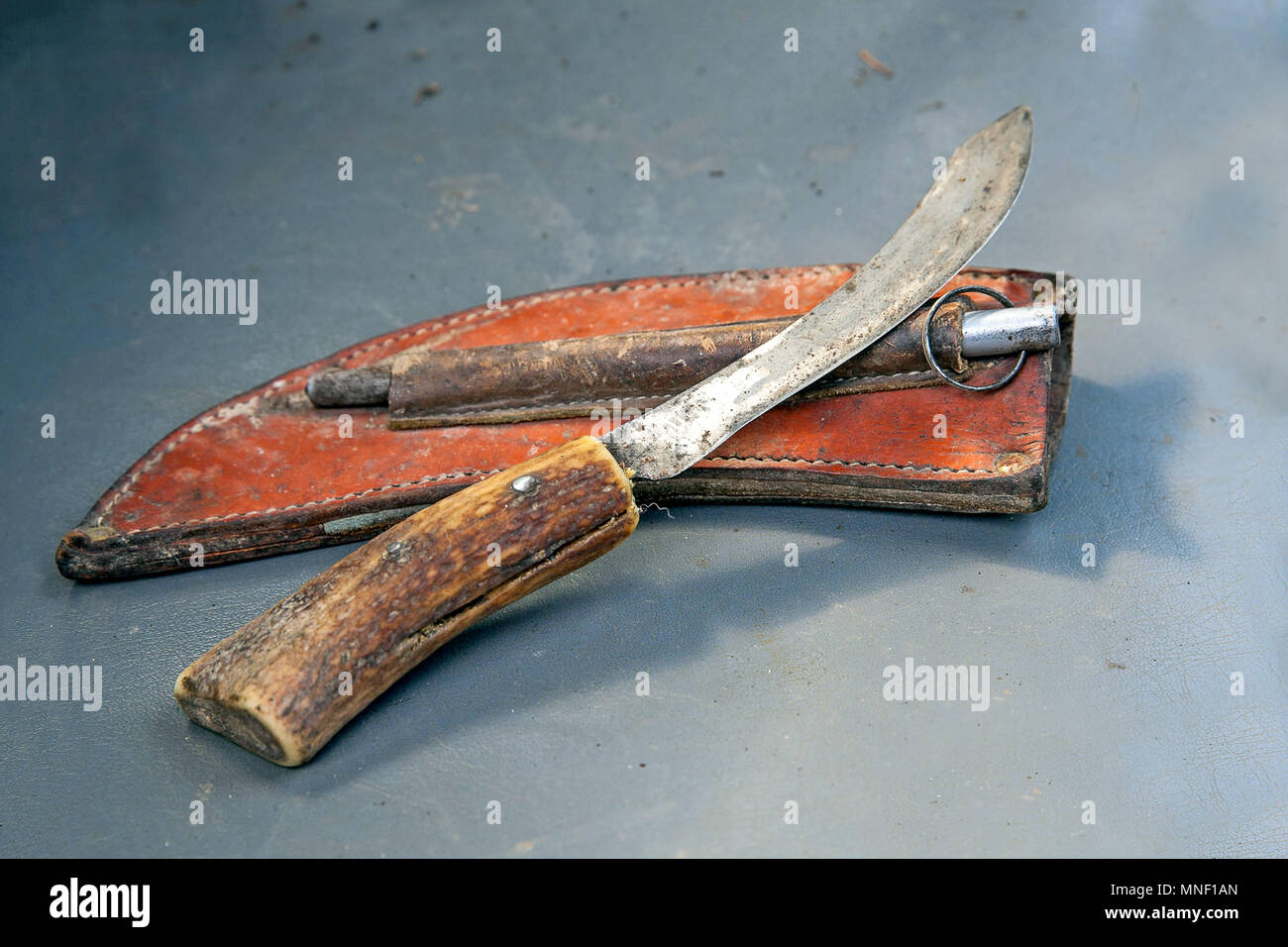 Carniceros desgastados con un afilador de cuchillas de acero y una bolsa de  cuero Fotografía de stock - Alamy