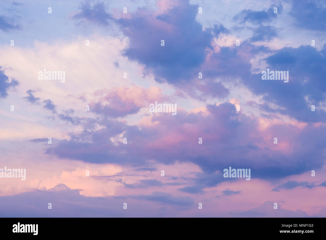 Colorido nublado cielo púrpura horizontal Foto de stock