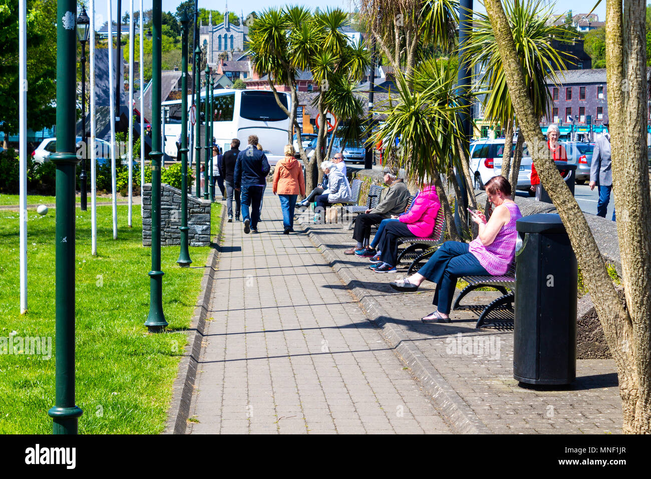 Los turistas disfrutando del sol brillante en Kinsale Irlanda, un popular destino de vacaciones junto al mar. Foto de stock