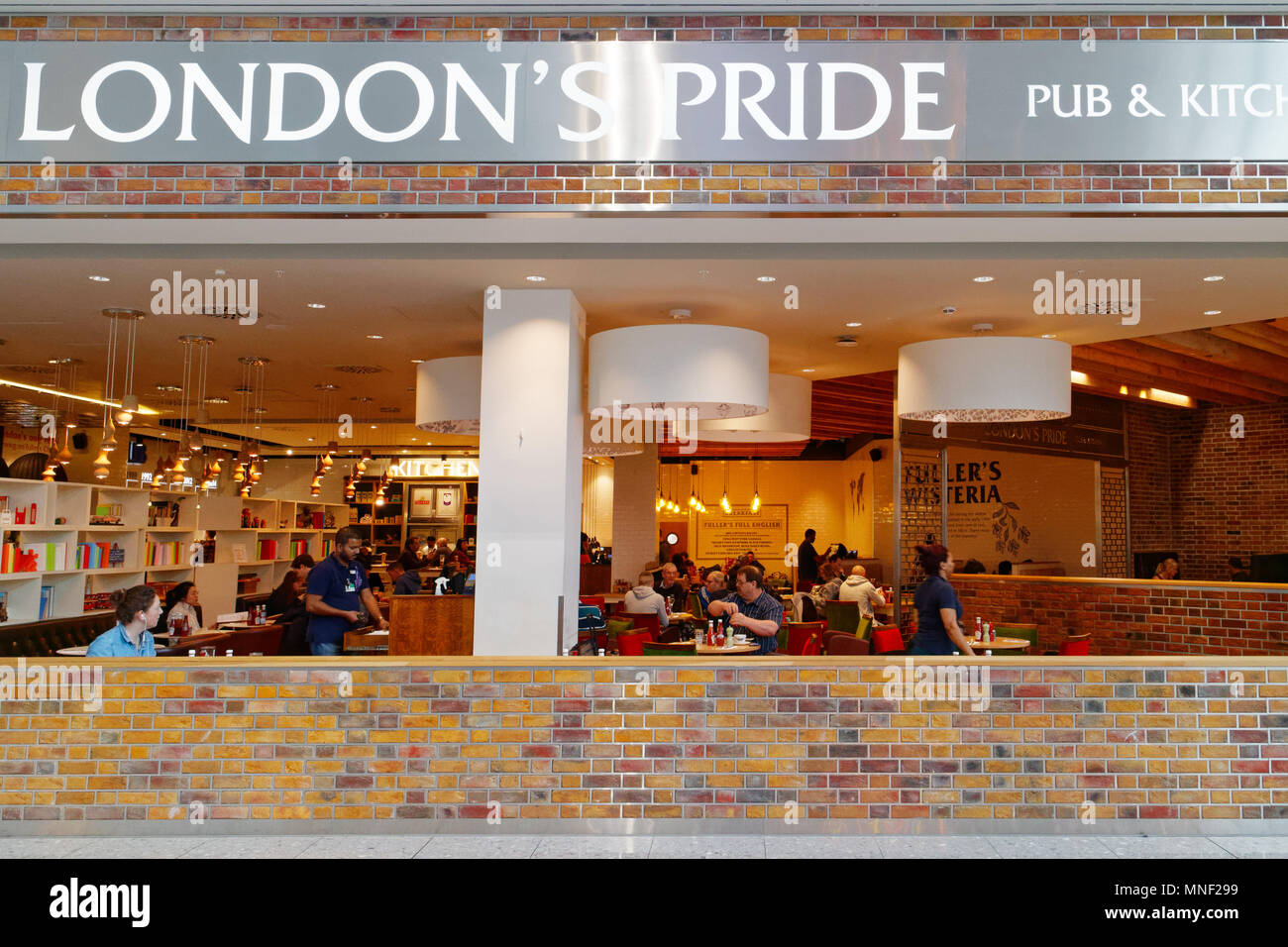 London pub's Pride en la Terminal 2 del aeropuerto de Heathrow de Londres Foto de stock