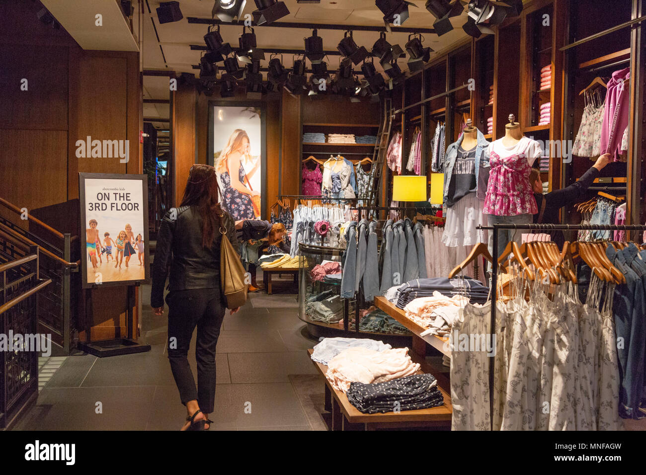 Abercrombie & Fitch ropa - gente de compras en la Quinta Avenida de Abercrombie  & Fitch, tienda de la ciudad de Nueva York, EE.UU Fotografía de stock -  Alamy