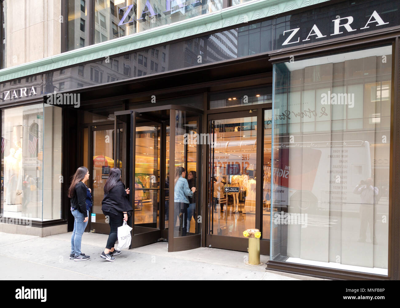 Tienda de Zara, la Quinta Avenida en la ciudad de Nueva York, EE.UU. Foto de stock