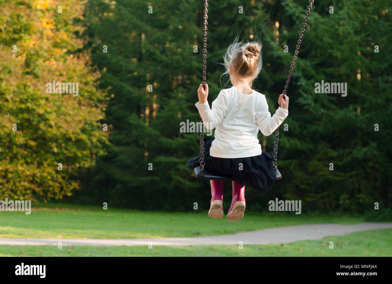 Una chica hamaca en el suelo al aire libre y disfrutar de sí mismo Foto de stock