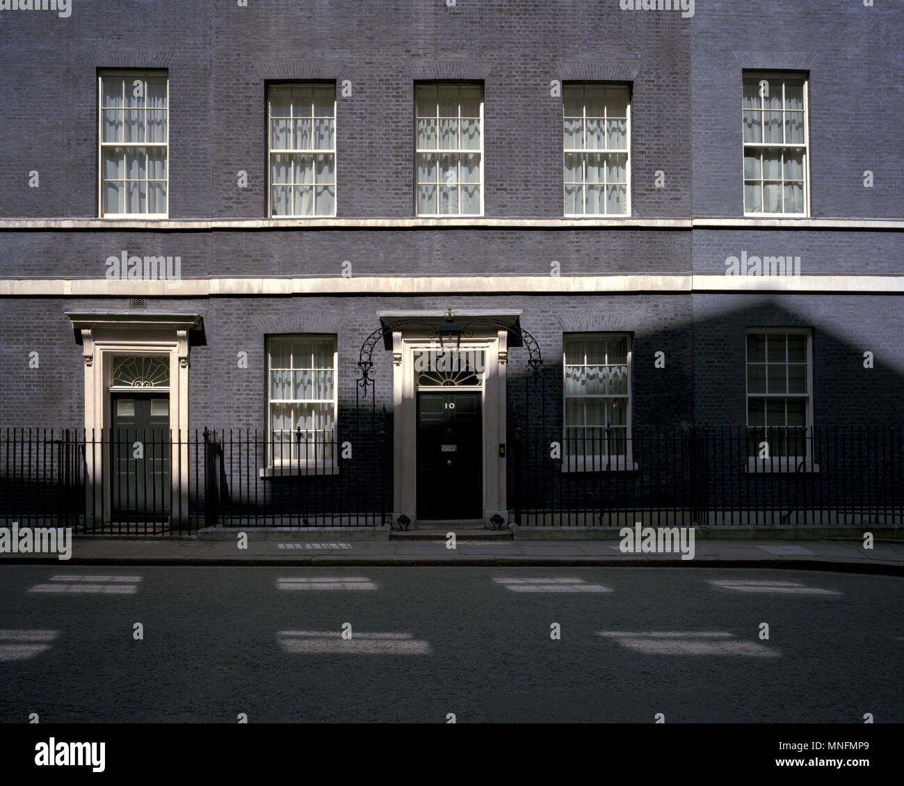Por Juan Angerson. La puerta del 10 de Downing Street, Londres, Reino Unido. Foto de stock