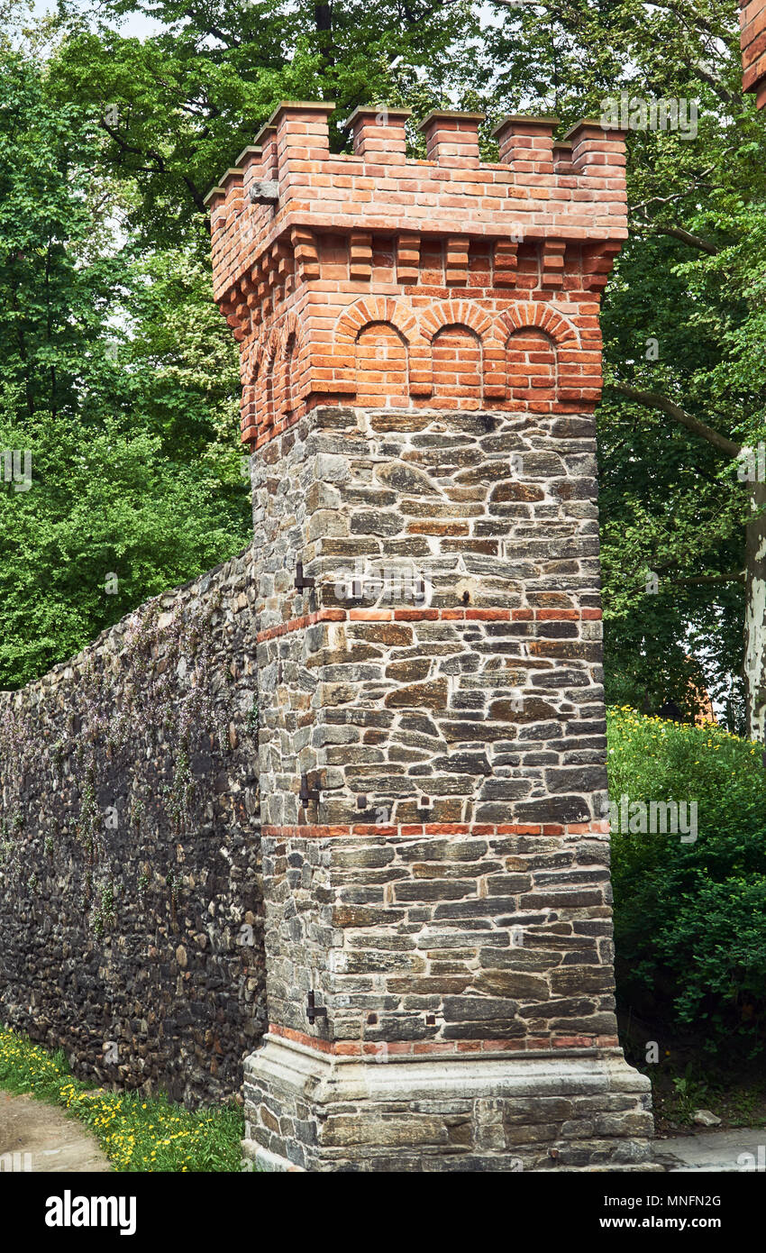 Fortificación medieval con el city gate en Paczkow en Polonia Foto de stock