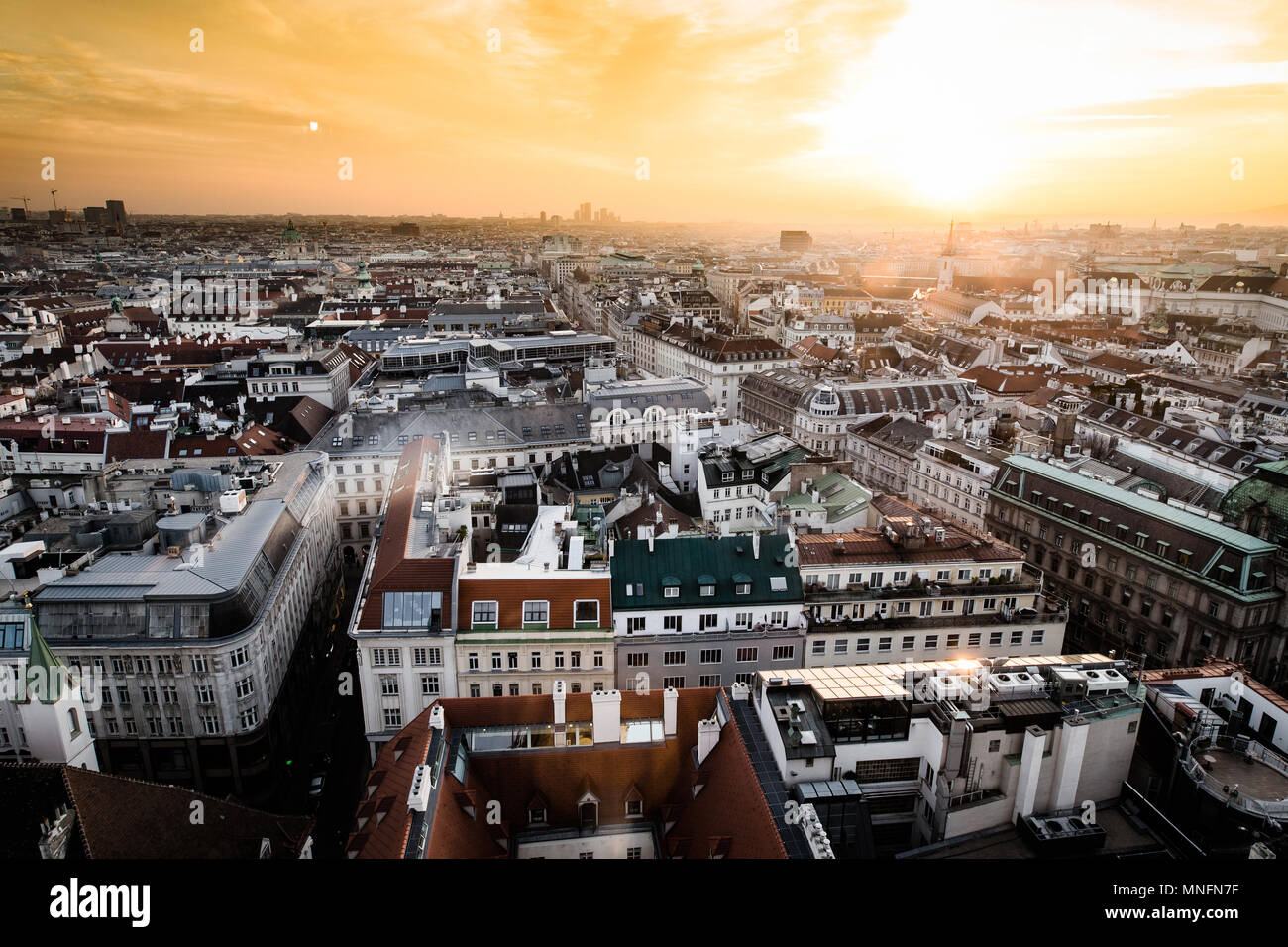 Atardecer en Viena, vista aérea desde arriba de la ciudad Foto de stock
