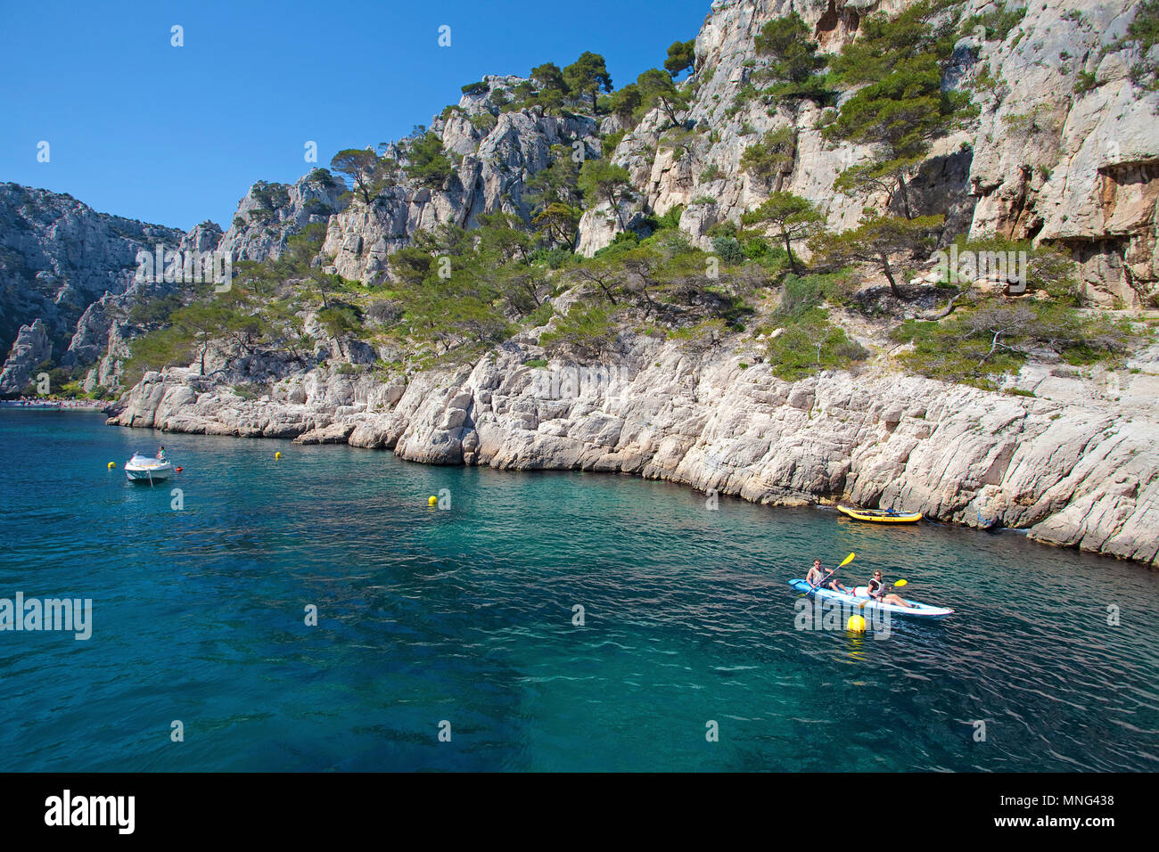 Kayakista en Calanque de puerto miou, fiordo natural utilizado como Marina, Calanques Bouches-du-Rhone, Côte d'Azur, en el sur de Francia, Francia, Europa Foto de stock