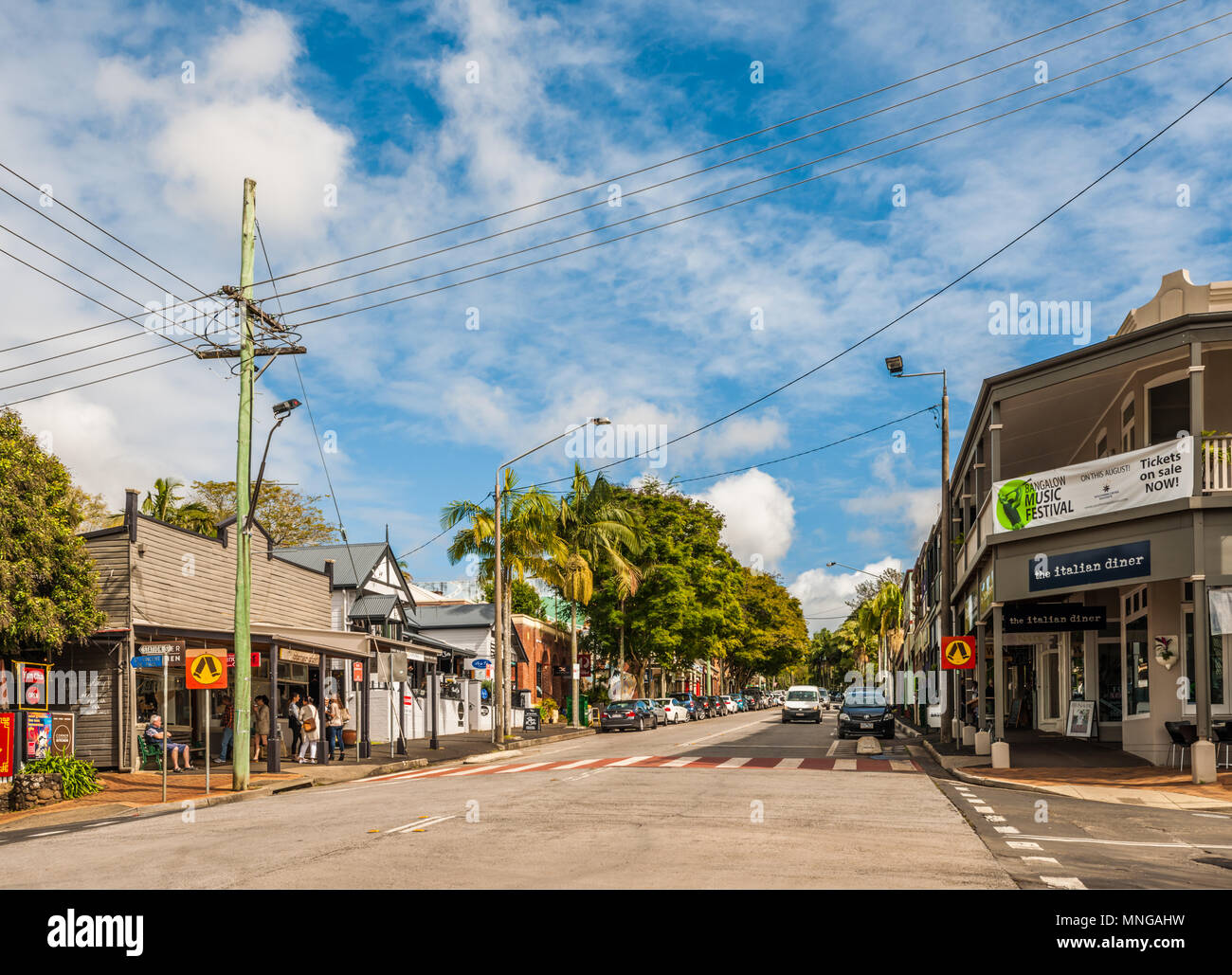Byron street, la calle principal de Bangalow, Nueva Gales del Sur, Australia, mirando al occidente desde la esquina de la calle de la estación. Foto de stock