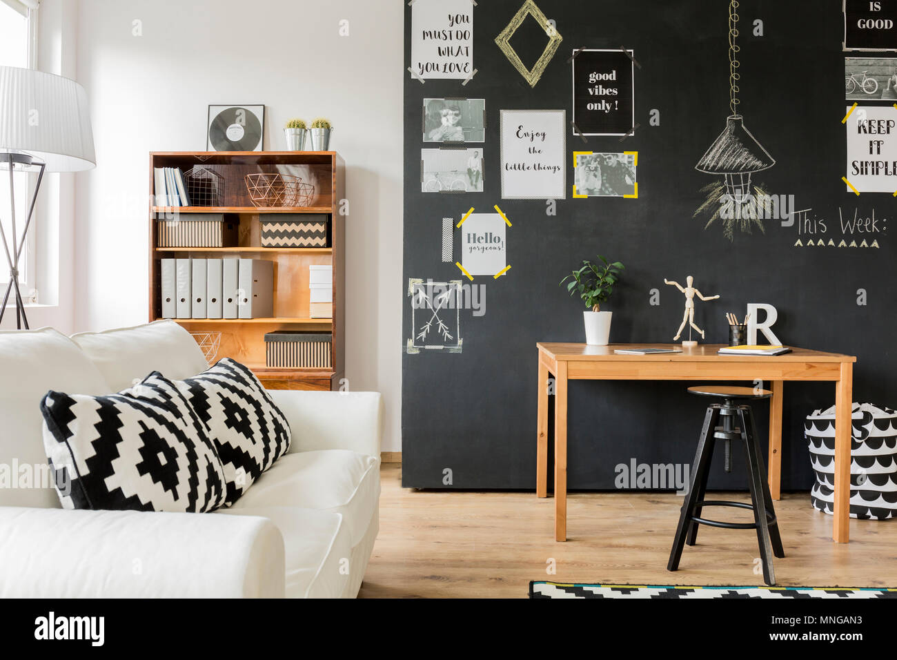Recorta la foto de un estudio creativo y elegante interior con un hermoso blanco sofá Foto de stock