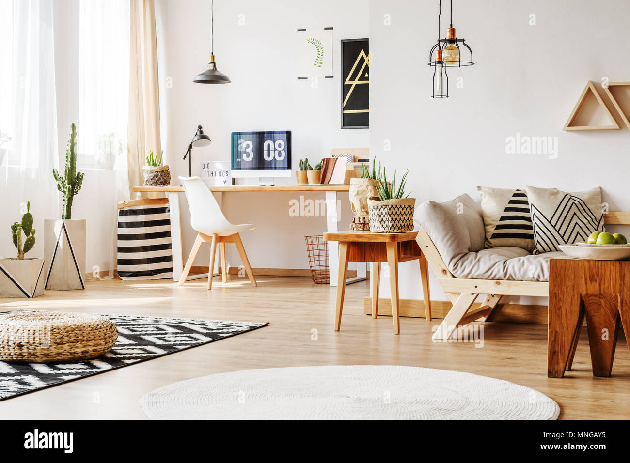 Concepto de diseño interior para el hogar workspace con paredes blancas,  muebles de madera, simple escritorio con ordenador y silla de diseñador en  el luminoso salón Fotografía de stock - Alamy