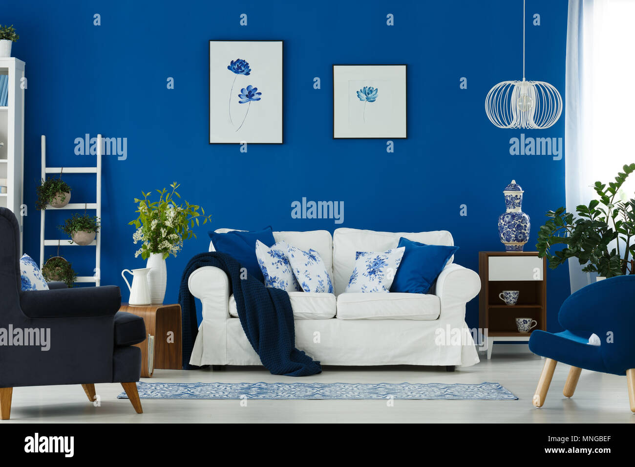 Sillón blanco y sillones azules en la acogedora sala de estar Fotografía de  stock - Alamy